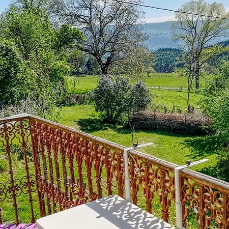 Charming Country Getaway, Balcony, Views, Office 펜션 *
